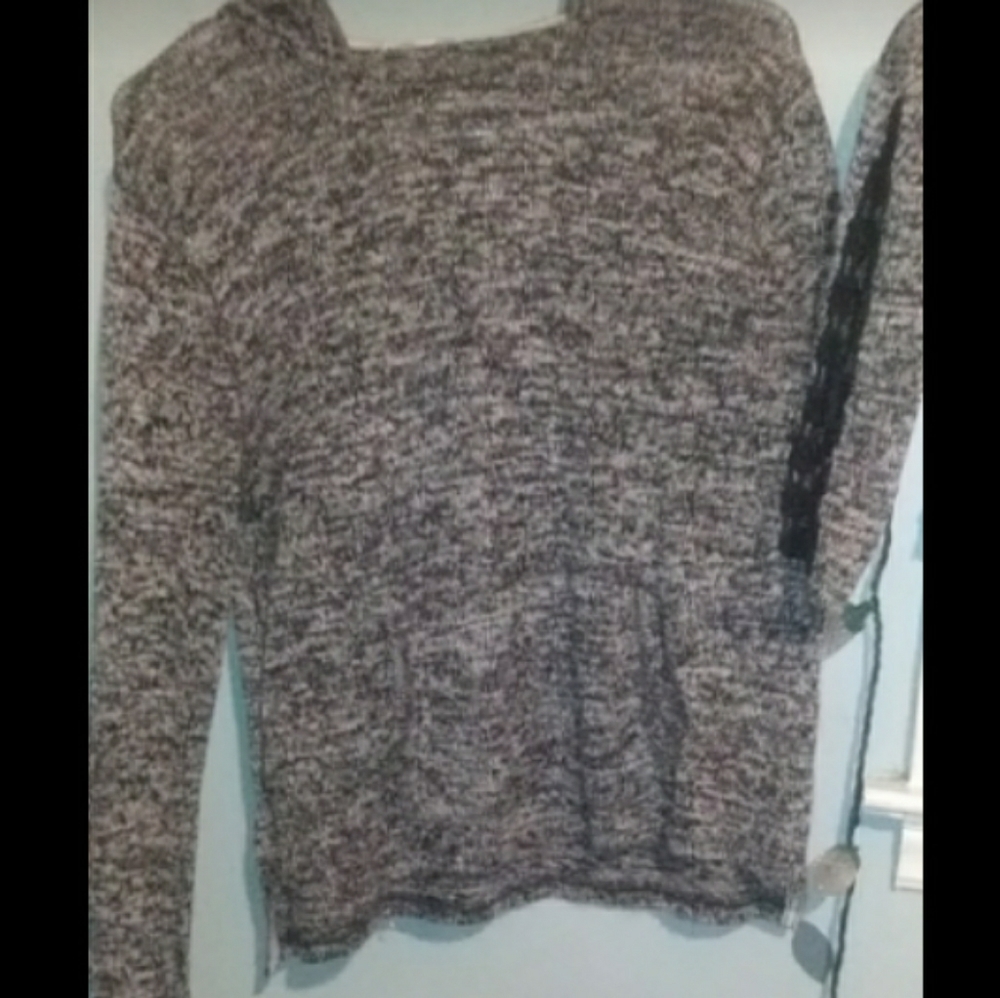 White/black thin hoodie styled shirt